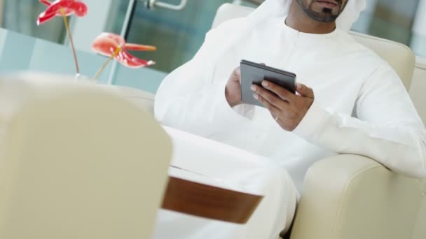 Homme d'affaires arabe utilisant une tablette numérique — Video