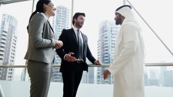 Reunión del equipo de negocios con un hombre de negocios árabe — Vídeos de Stock