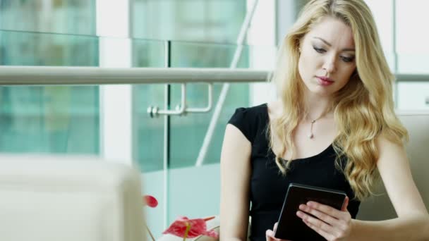 Mujer de negocios en vestido negro usando tableta digital — Vídeo de stock