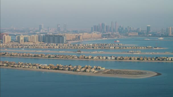 Kustnära skyskrapor Palm Jumeirah Island — Stockvideo