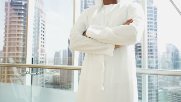 Arabský podnikatel v tradičních šatech — Stock video