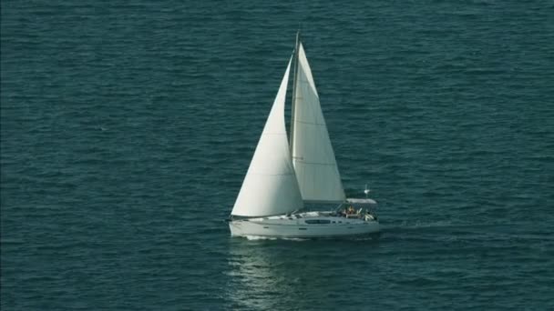 Iate de luxo à vela com pessoas em férias — Vídeo de Stock