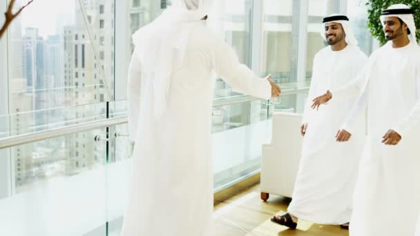 Empresários árabes em se reúne em prédio de escritórios — Vídeo de Stock
