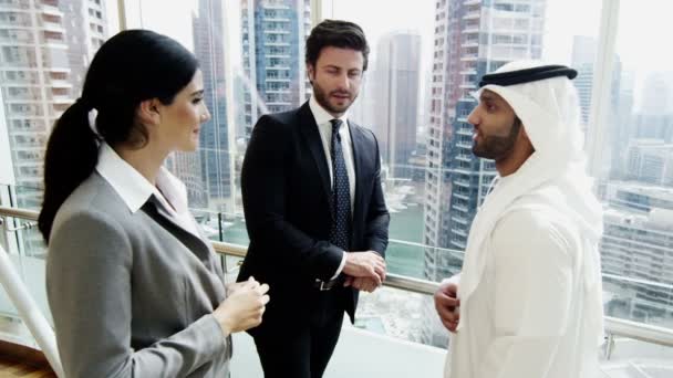 Reunión del equipo de negocios con un hombre de negocios árabe — Vídeos de Stock