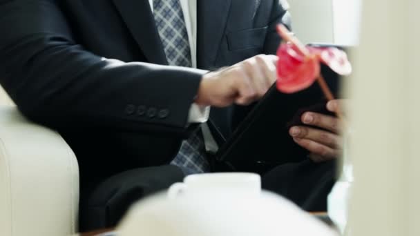 Hombre de negocios árabe usando tableta digital — Vídeo de stock