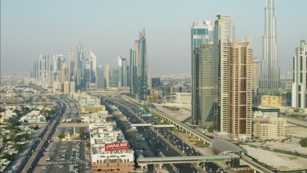 Sheikh zayed road verkeer burj khalifa — Stockvideo