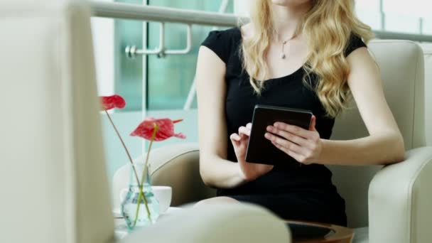 Empresária em vestido preto usando tablet digital — Vídeo de Stock