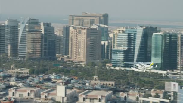 Watervliegtuig lucht over Dubai stad — Stockvideo