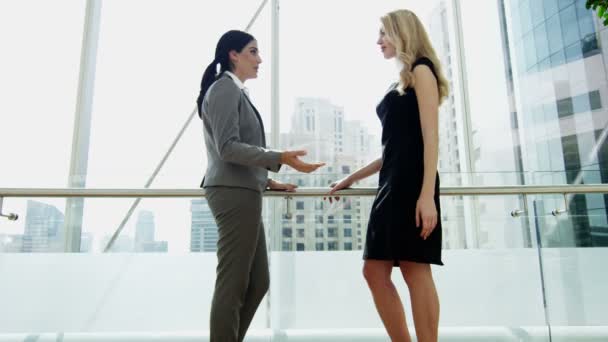 Reunión de mujeres de negocios en Dubai edificio de oficinas — Vídeos de Stock