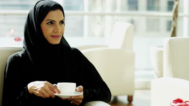 Arab businesswoman drinking coffee — Stock Video