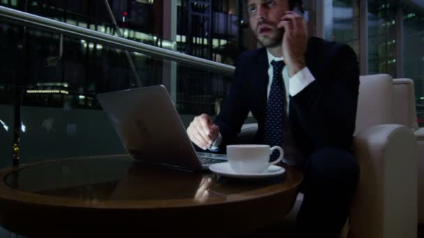 Arabe homme d'affaires travaillant sur ordinateur portable la nuit — Video