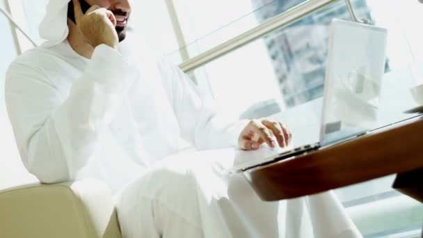 Homem de negócios trabalhando no laptop e falando no telefone inteligente — Vídeo de Stock