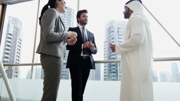 Reunión del equipo de negocios con un hombre de negocios árabe — Vídeos de Stock