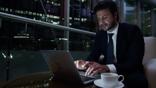 밤에 노트북에서 일 하는 아랍어 사업가 — 비디오
