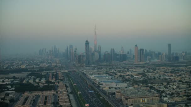 Luchtfoto dubai stad schemering — Stockvideo