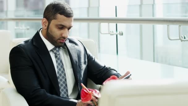 Hombre de negocios árabe usando tableta digital — Vídeos de Stock