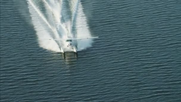 Wasserflugzeug bewegt sich auf Wasseroberfläche — Stockvideo