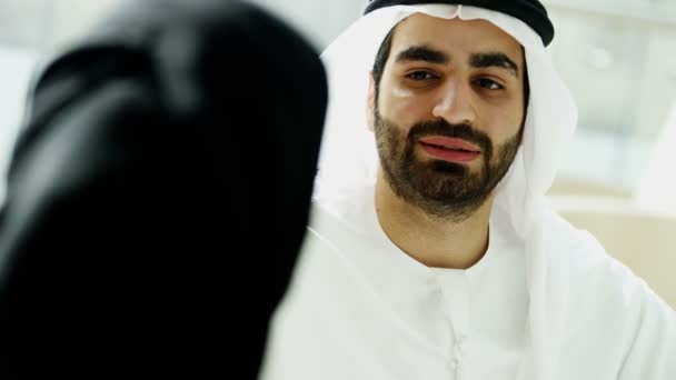 Arabo uomo d'affari e donna d'affari discutere in ufficio — Video Stock