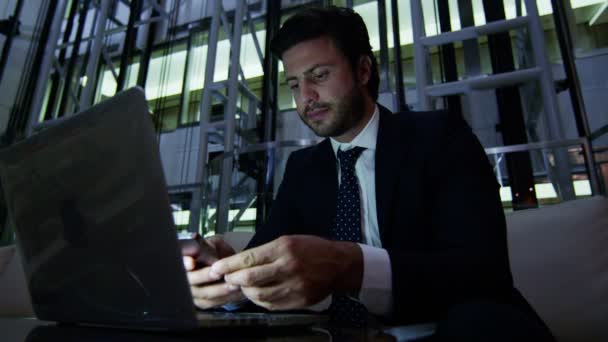 Arabic businessman working on laptop at night — Stock Video