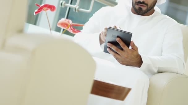 Uomo d'affari arabo utilizzando tablet digitale — Video Stock