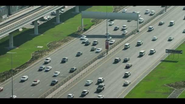 Dubai Sheikh Zayed Road pendeltåg trafik — Stockvideo