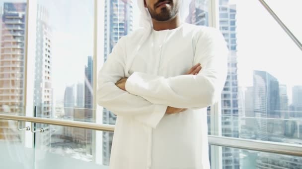 Arabic businessman in traditional dress — Stock Video