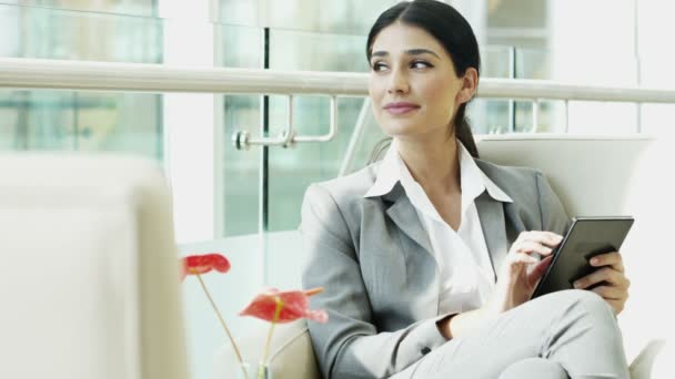 Affärskvinna i Business Suit med digital Tablet — Stockvideo
