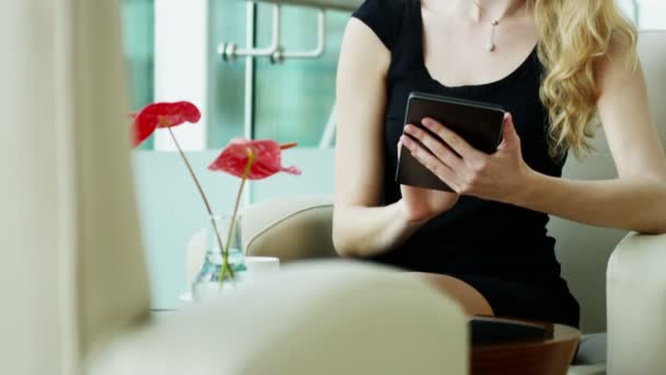 Geschäftsfrau im schwarzen Kleid mit digitalem Tablet — Stockvideo