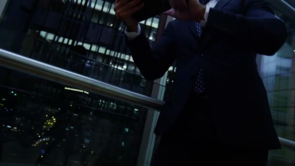 Арабский бизнесмен использует цифровые планшеты ночью — стоковое видео