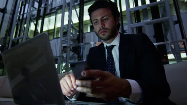 Hombre de negocios árabe trabajando en el ordenador portátil por la noche — Vídeo de stock