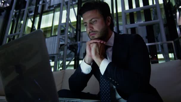 Arabisch zakenman die op laptop werken bij nacht — Stockvideo
