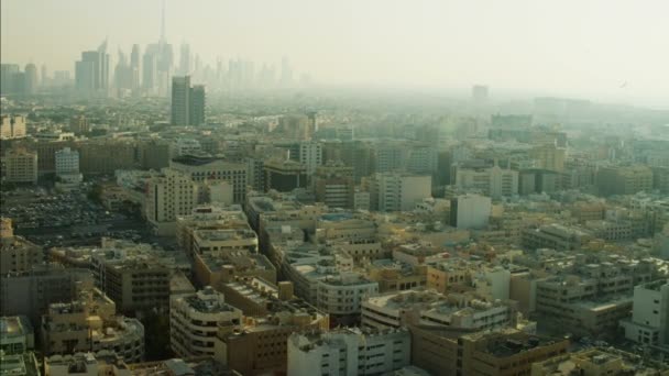 Aerial Dubai wolkenkrabbers suburbane districten — Stockvideo