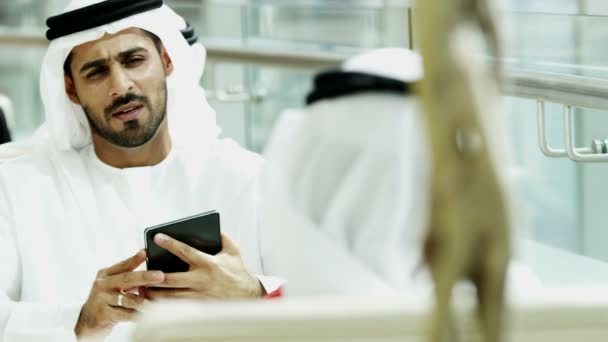 Αραβικά επιχειρηματίες στο σύγχρονο γραφείο του Ντουμπάι — Αρχείο Βίντεο