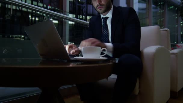 Pengusaha Arab yang bekerja pada laptop di malam hari — Stok Video