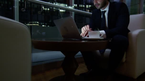 Empresário árabe trabalhando no laptop à noite — Vídeo de Stock