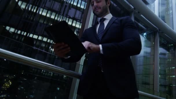 Empresário árabe usando tablet digital à noite — Vídeo de Stock