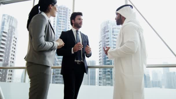 Obchodní tým setkání s arabskými podnikatel — Stock video