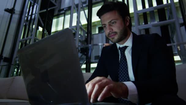 Un om de afaceri arab care lucrează pe laptop noaptea — Videoclip de stoc