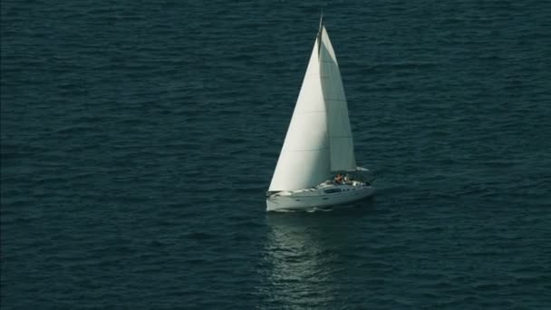 Luxus-Segeljacht mit Urlaubern — Stockvideo