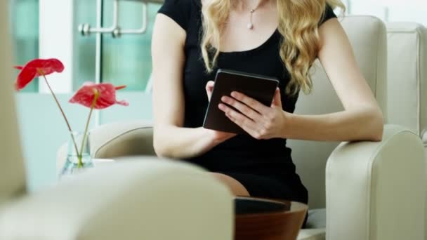 Mujer de negocios en vestido negro usando tableta digital — Vídeo de stock