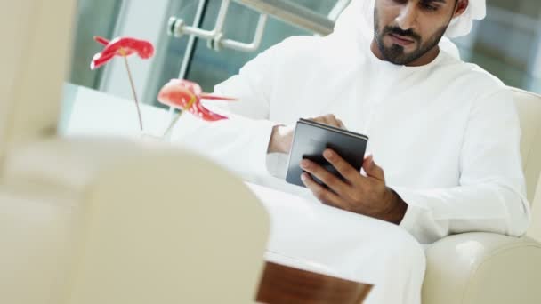 Homme d'affaires arabe utilisant une tablette numérique — Video