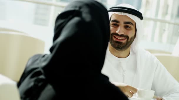 Homme d'affaires arabe et femme d'affaires discutant en fonction — Video