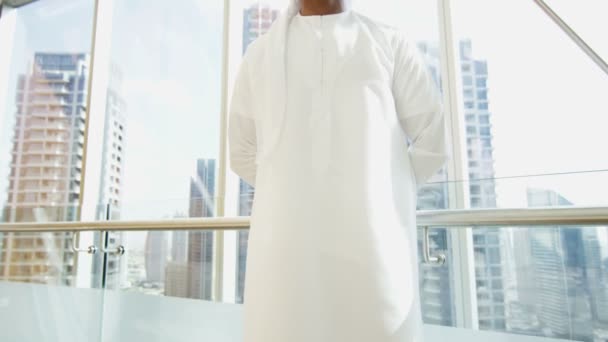 Arabský podnikatel v tradičních šatech — Stock video