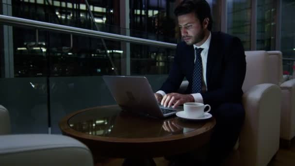 Arabski biznesmen działa na laptopie w nocy — Wideo stockowe