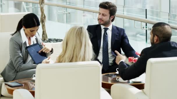 Equipo de negocios que se reúne en Dubai edificio de oficinas — Vídeo de stock