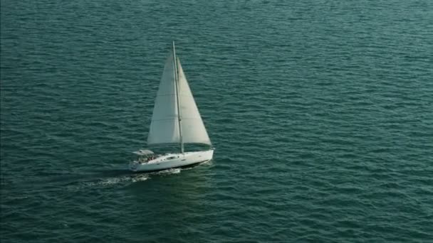 Luxury Seiling Yacht med folk på ferie – stockvideo
