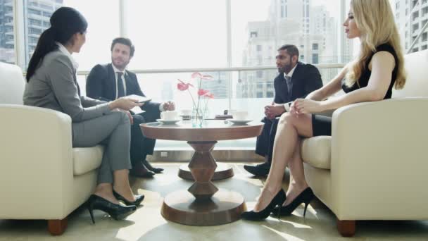 Equipe de negócios que tem reunião no prédio de escritórios de Dubai — Vídeo de Stock