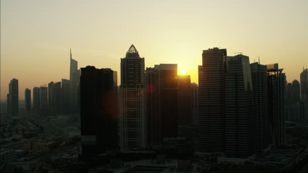 Aerial Dubai wolkenkrabbers silhouetten bij zonsondergang — Stockvideo
