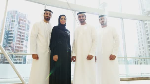 Equipe de negócios árabe em vestido tradicional — Vídeo de Stock