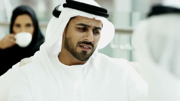 Arab üzletemberek Dubai modern irodában — Stock videók